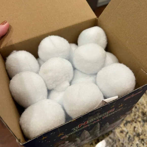 NIB - Indoor Snowball Fight - 50 snowballs - Picture 2 of 3